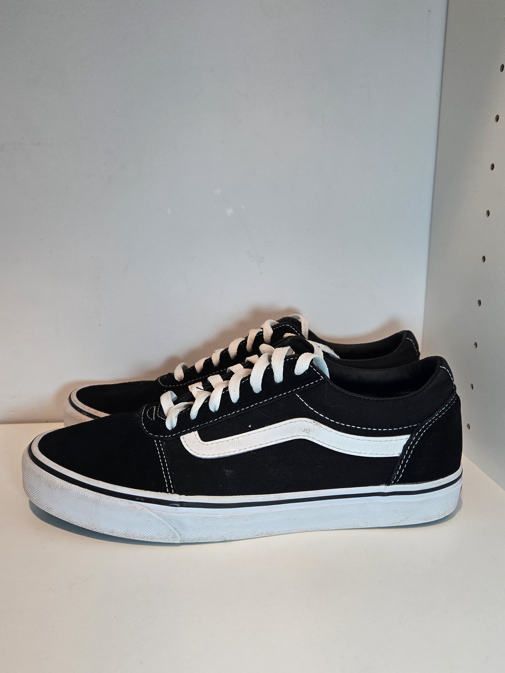 Vans Men's Black and White Old Skool Skate Sneakers